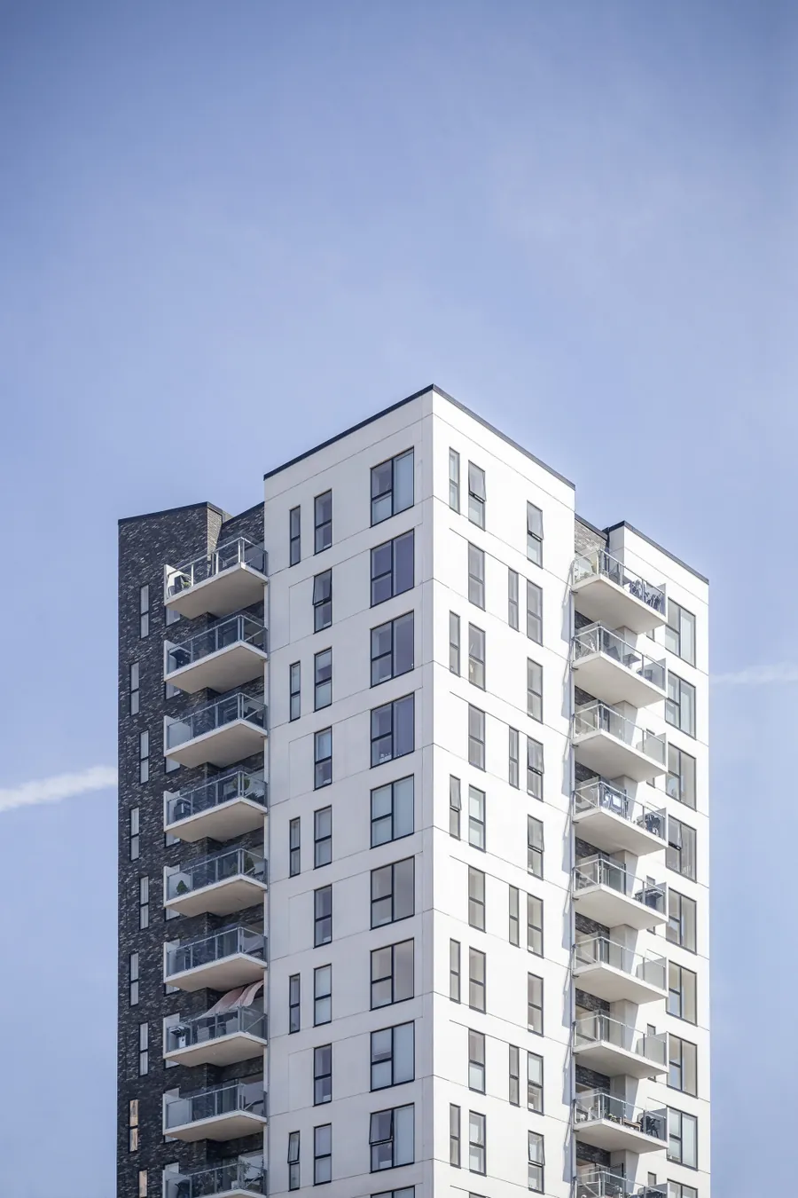 Fachada de um edifício residencial de doze andares com sacadas